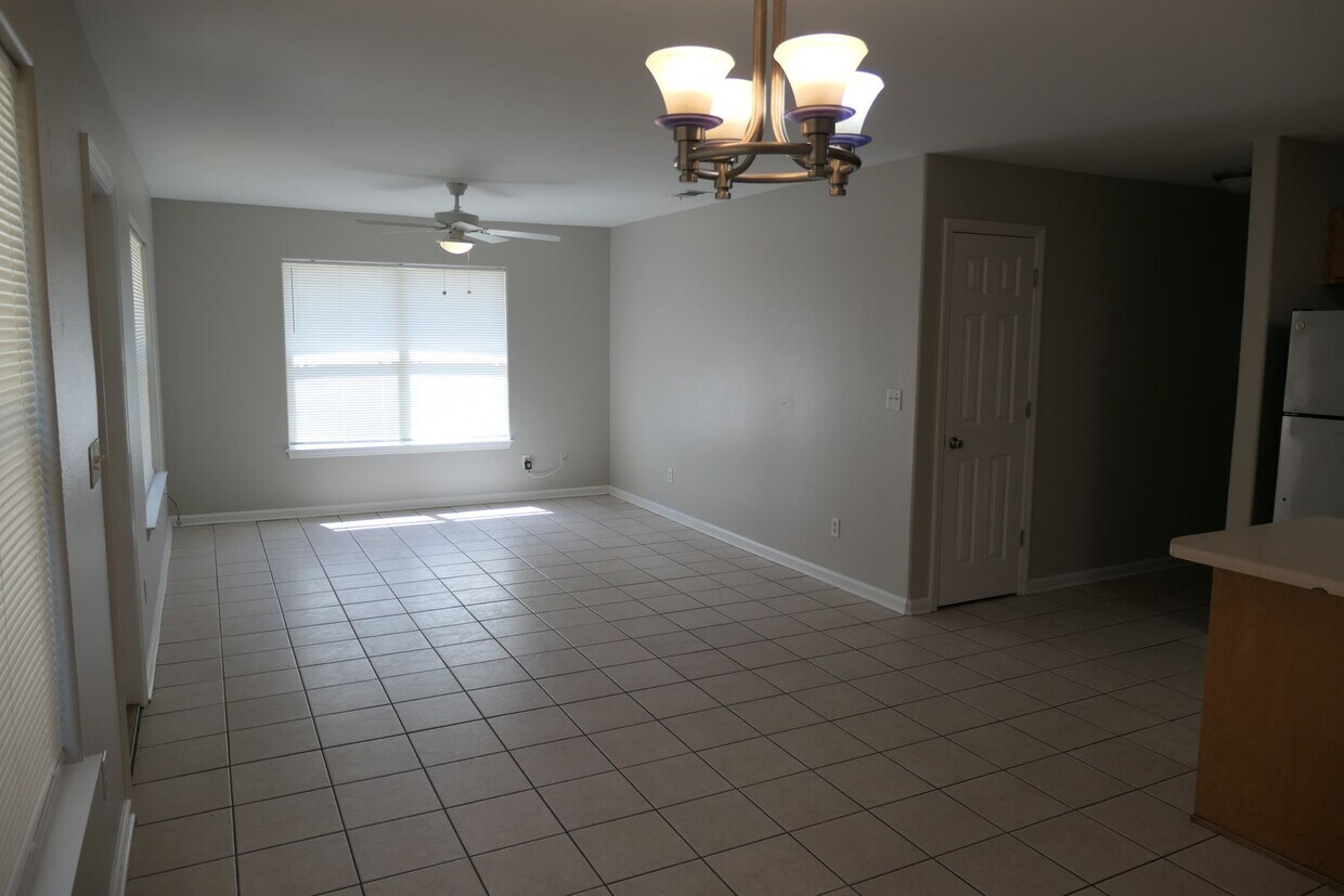 Foto del edificio - Updated 3 Bedroom 2 Bath Duplex w/Fenced B...