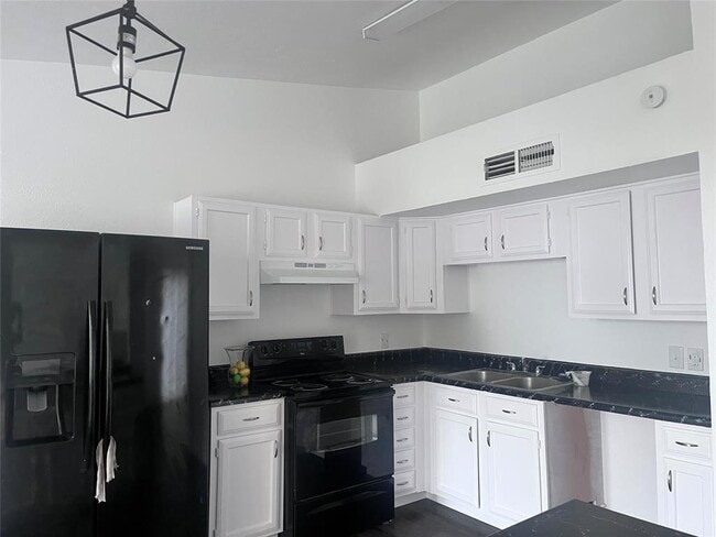 Building Photo - 4710 Cairnlomond St