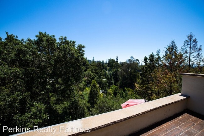 Building Photo - 4 br, 2.5 bath House - 11031 Broadway Ter