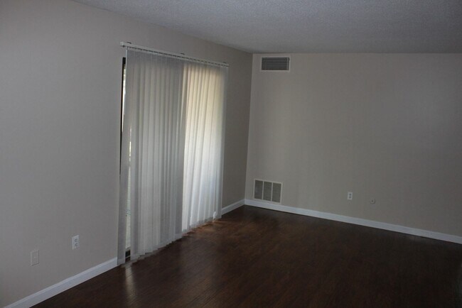 Foto del edificio - 14 Village Green Ln