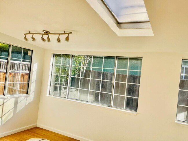 Foto del edificio - 5074 La Honda Ave