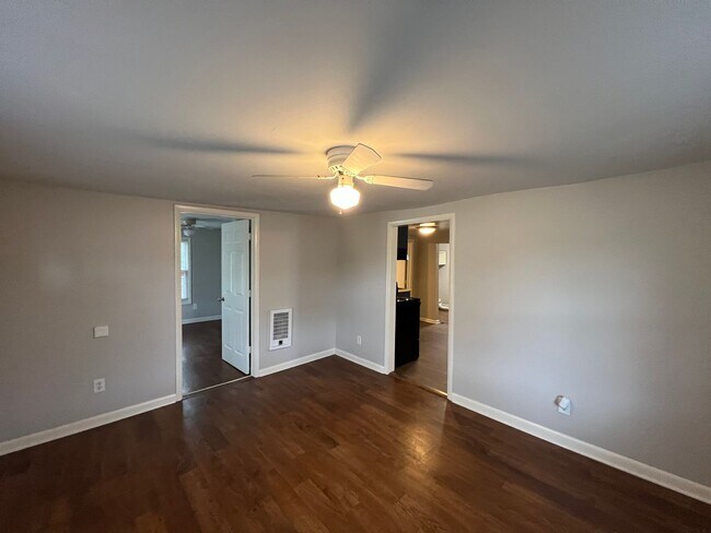 Building Photo - Cute 2 Bedroom / 1 Bath Home - Large yard ...