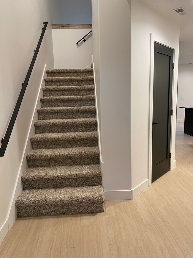 Building Photo - Townhome Driggs! 3 bedroom / 2.5 bath with...