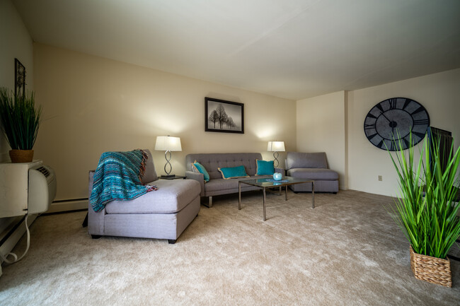 Building Photo - 411 Waupelani Dr