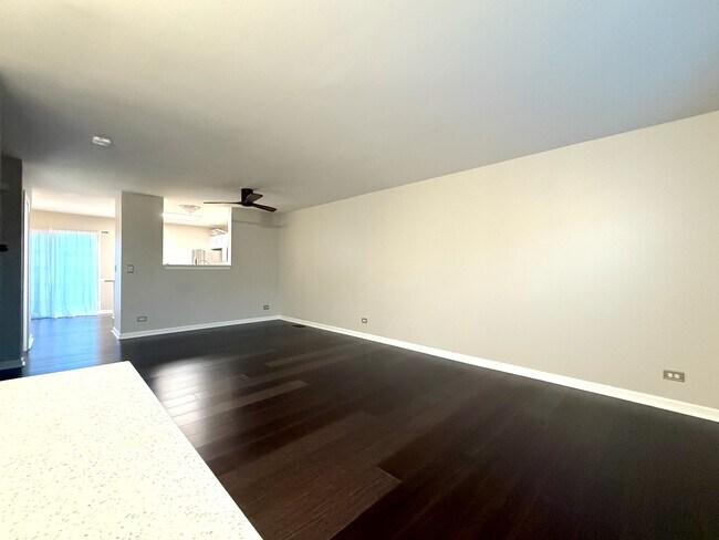 Foto del edificio - 643 Holiday Ln