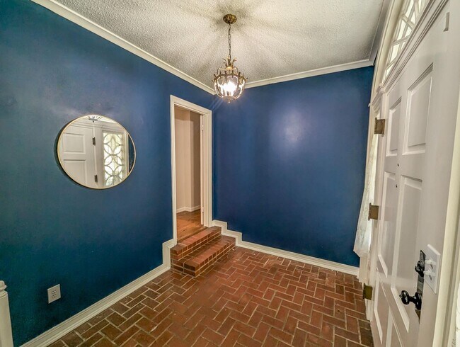 Building Photo - Spacious 4/3 bathroom Home