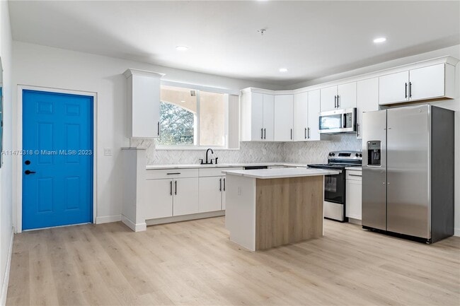 Building Photo - 2601 SW 64th Ave