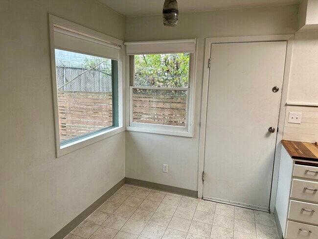 Comedor - 2033 N McClellan St