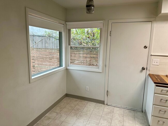 Dining room - 2033 N McClellan St Apartments