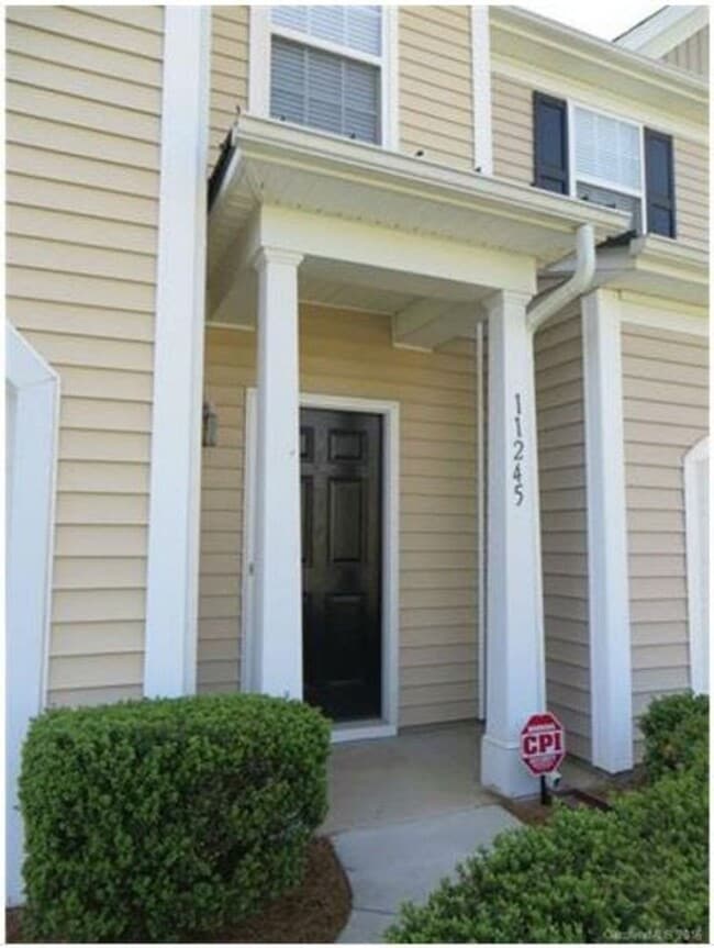 Building Photo - Location, Location, Location! 3 Bedroom 2....