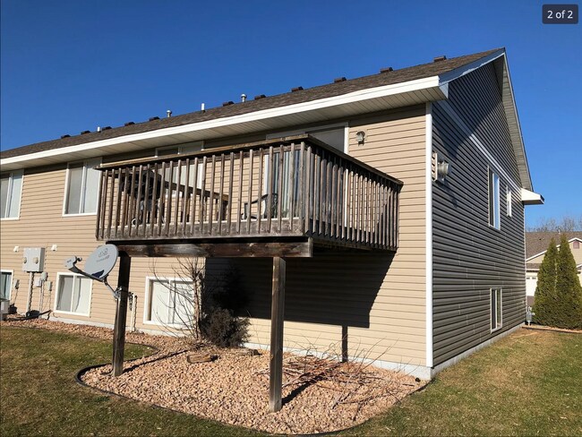Foto del edificio - 451 Meadow Ln