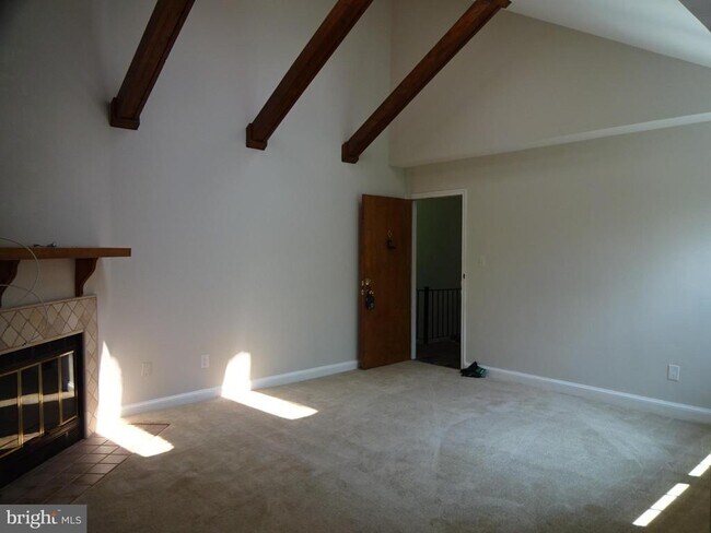 Building Photo - 2101 N Taft St