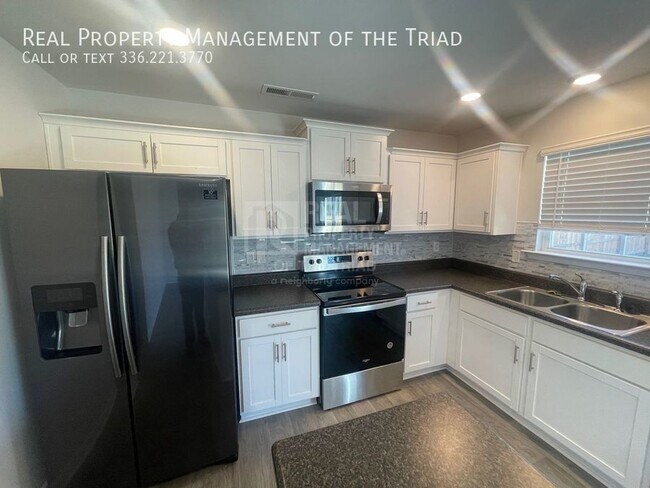 Building Photo - **$350 OFF MOVE-IN SPECIAL!!** Rare Find 4...
