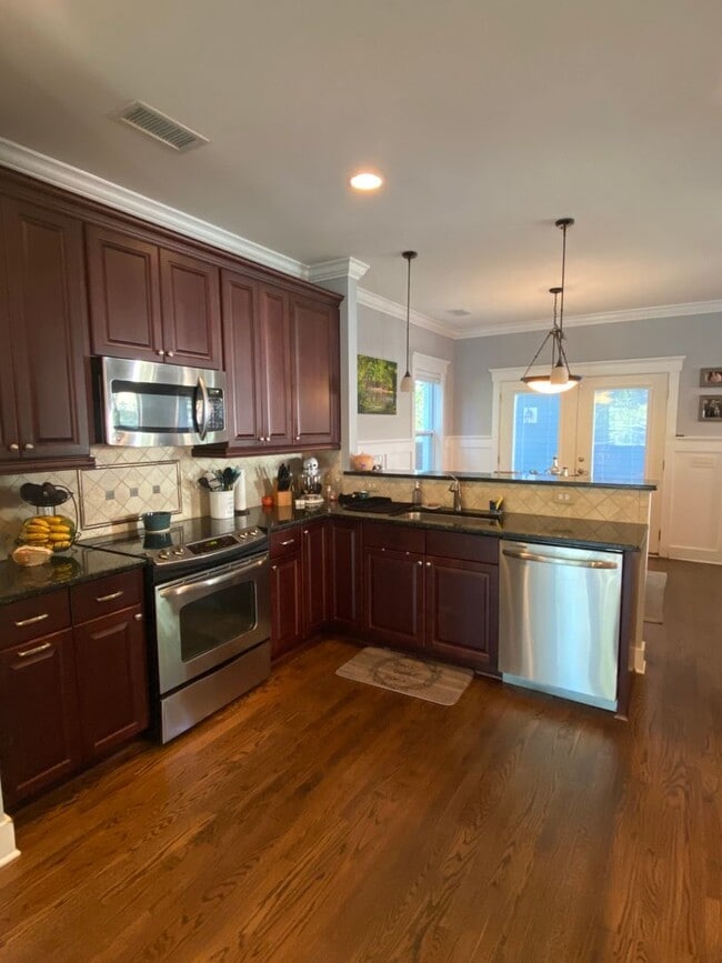 Building Photo - Beautiful Downtown home