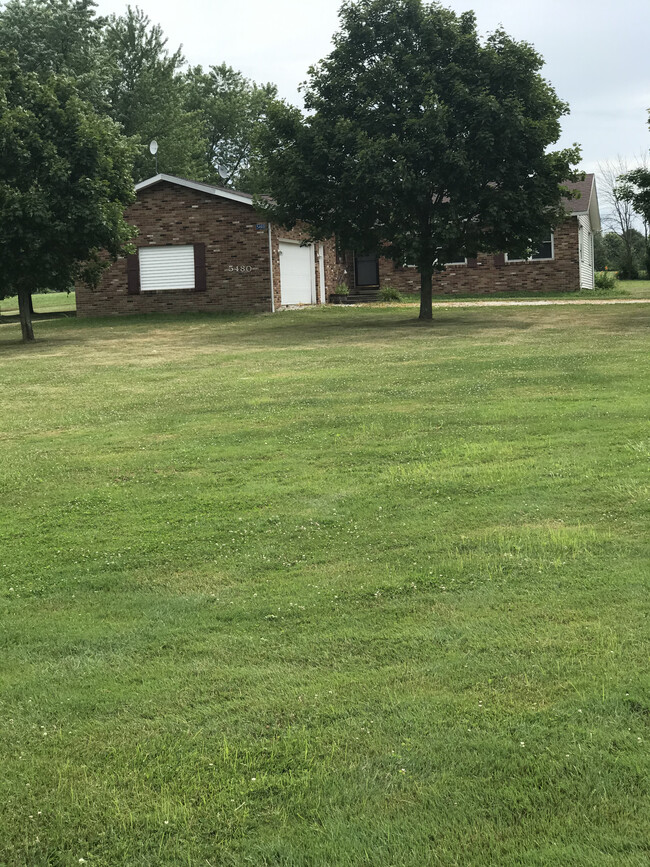 Ranch House with front yard - 5480 Beechwood ave