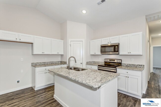 Foto del edificio - **Coming soon in May** Newer 3 bedroom 2 bath Duplex in Goddard