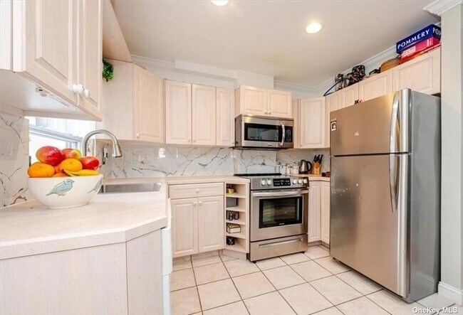 Foto del edificio - 1628 Paulding Ave