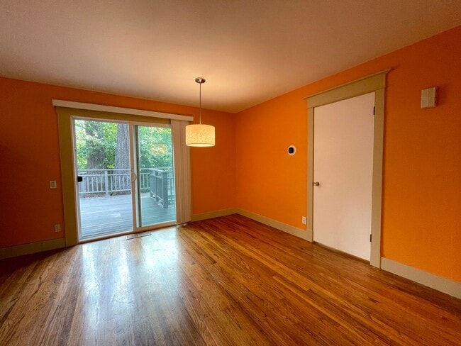 Foto del edificio - Lovely Lake Oswego Home with Attached Gara...