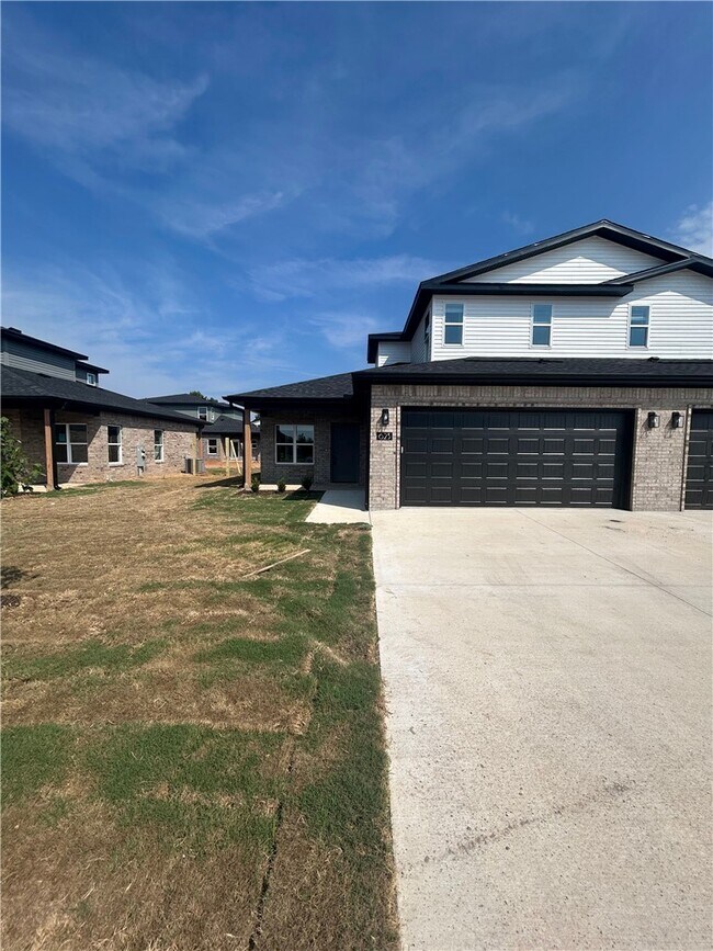 Building Photo - 623 Cosmos St