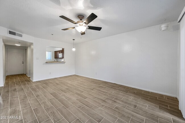 Foto del edificio - 7494 E Earll Dr