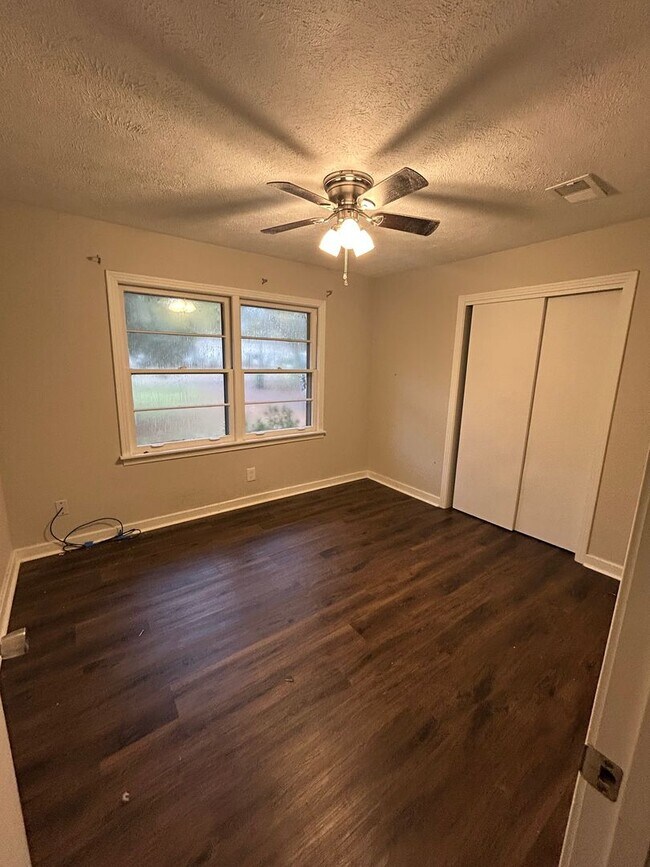 Building Photo - Beautiful 3 bedroom 2 bath home