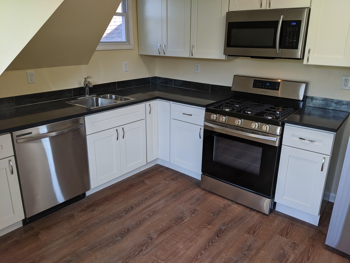 large eat in kitchen - 214 Peebles Street