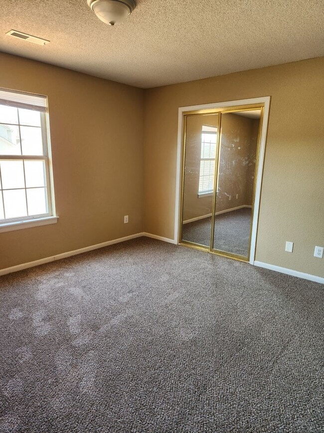 Foto del edificio - Nice 2 bedroom 2 1/2 bath Town house