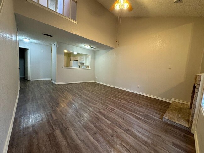 Building Photo - Cute 1 bed 1.5 bath in Whisperwood