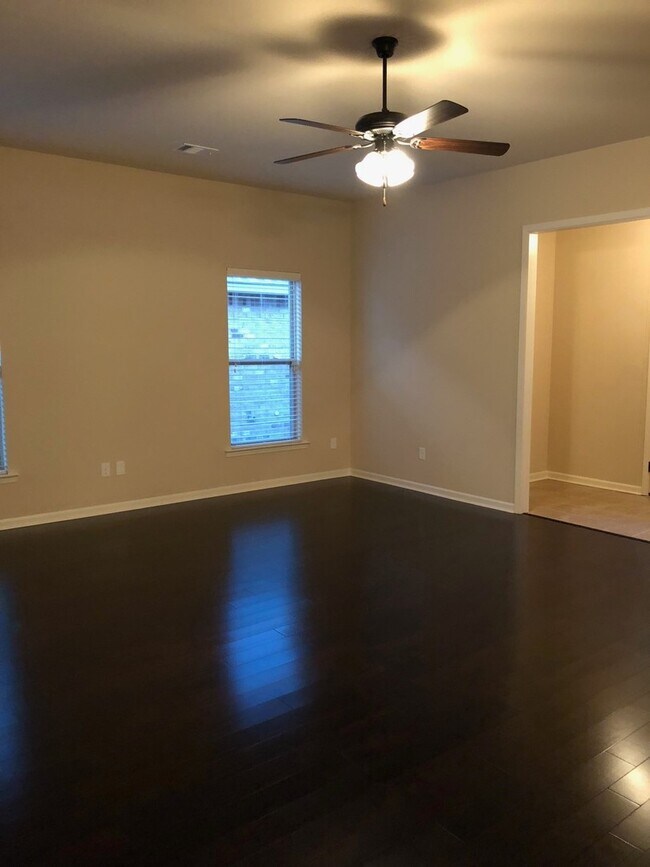 Foto del edificio - 3BD 2BA House in Hunters Trace Subdivision