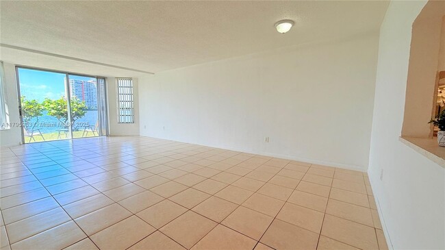 Building Photo - 1302 NE 191st St