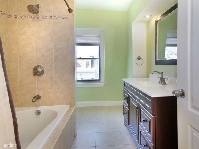 Building Photo - 3 br, 1 bath Apartment - 156 O St Unit 2MA
