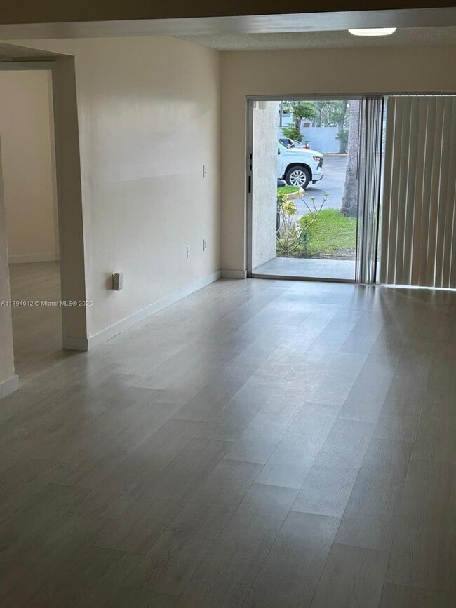 Foto del edificio - 6280 NW 186th St