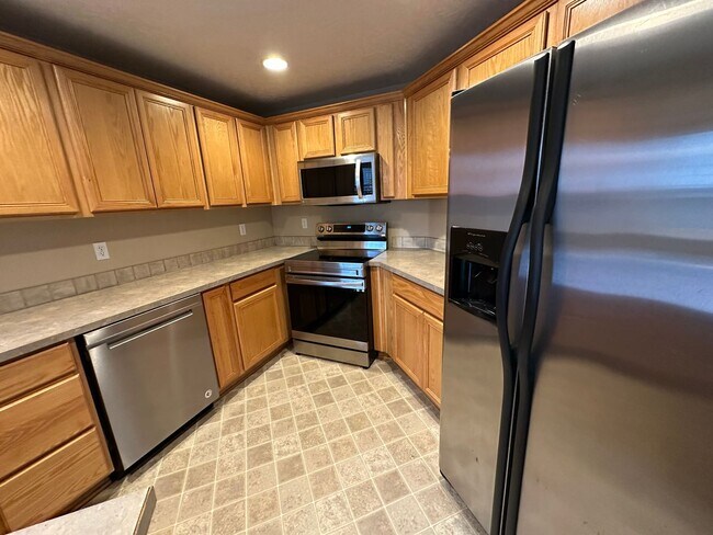 Foto del edificio - Very Nice 3 Bed 2 Bath Home With Vinyl Pla...