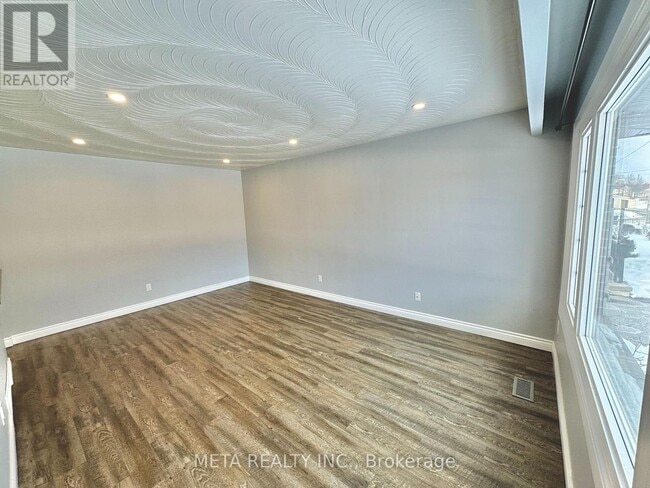 Building Photo - 1398 Lakefield St