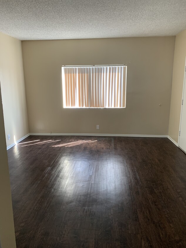 Bright Living Room - lots of natural sunlight - 2816 W 182nd St