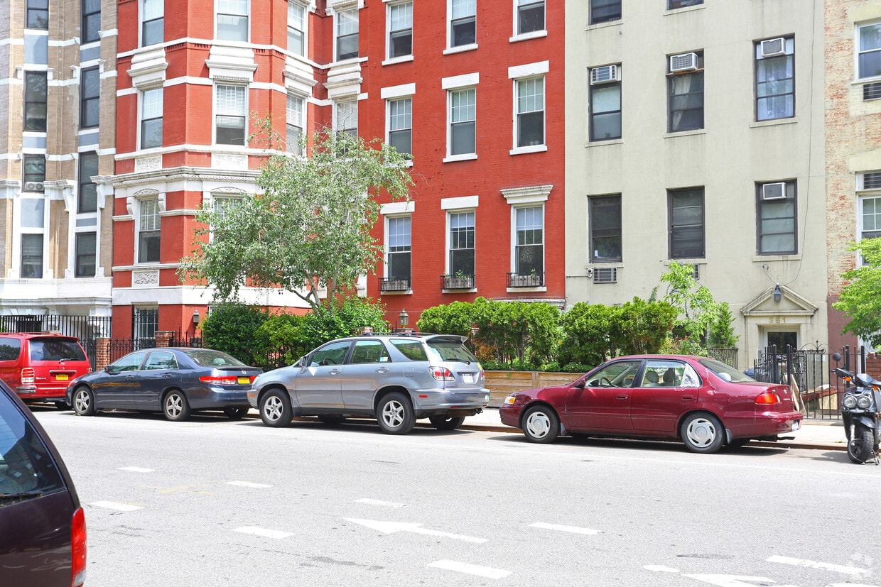 Building Photo - 353 W 29th St