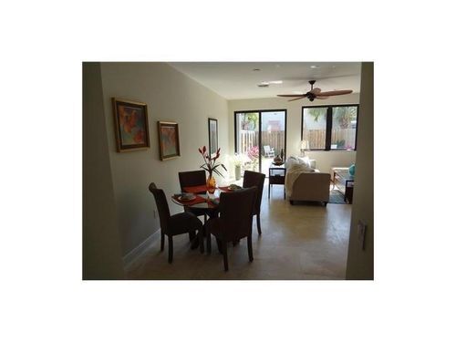 Foto del edificio - 544 NE 17th Ave