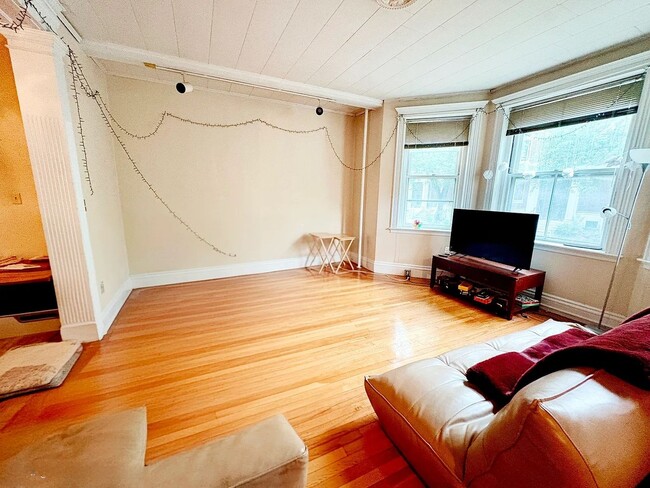 Foto del edificio - Beautiful 4 bed Close to BU available now