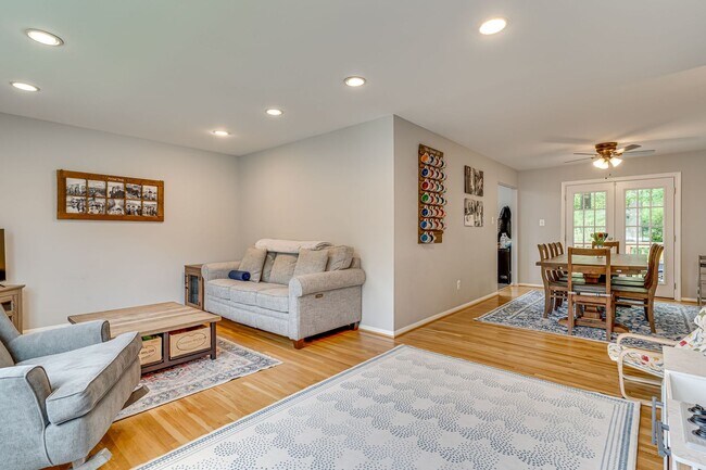 Foto del edificio - Spacious 4-bedroom home in West Springfield!