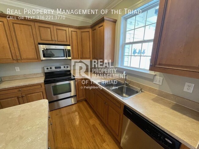 Foto del edificio - 2 Bedroom/2.5 Bath Townhouse in Greensboro