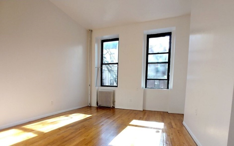 Primary Photo - 220 E 31st St