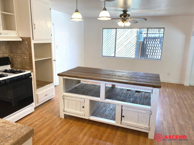 Building Photo - Immaculate Home Near China Grade Loop!