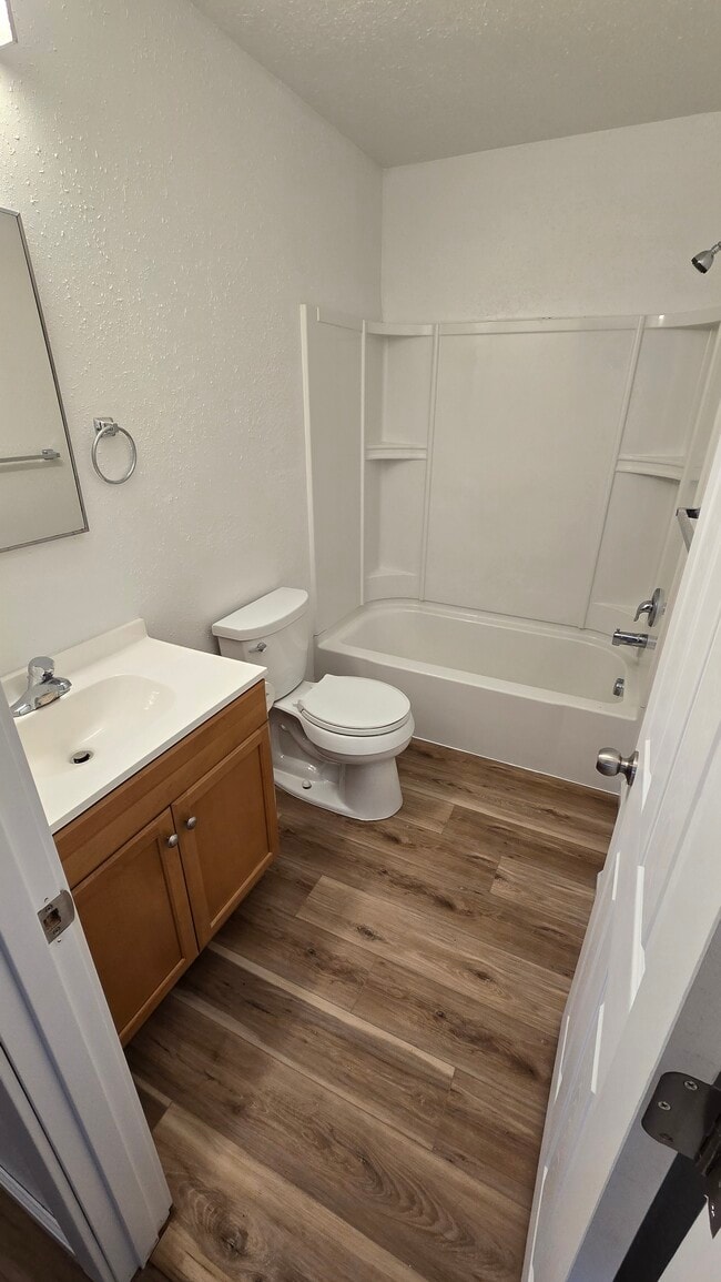 Building Photo - 563 4th St SE