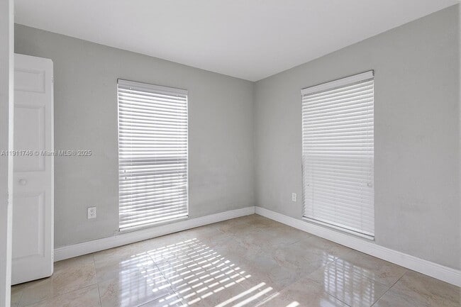 Foto del edificio - 241 S Royal Poinciana Blvd