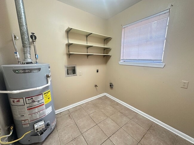 Building Photo - SOUTHERN HILLS-3/2-FRESH PAINT-NEW CARPET-NICE HOUSE