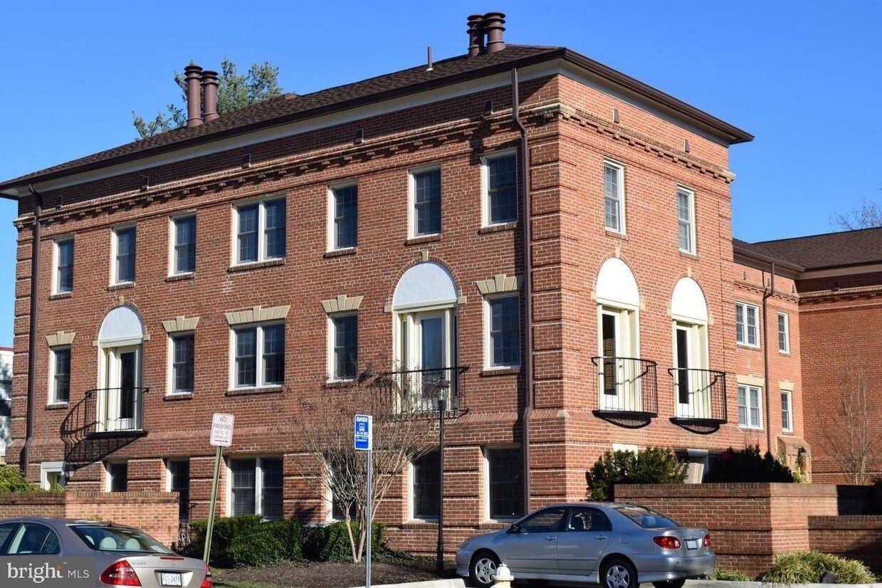 1211 N Pitt St Unit 2A, Alexandria, VA 22314 Condo for Rent in