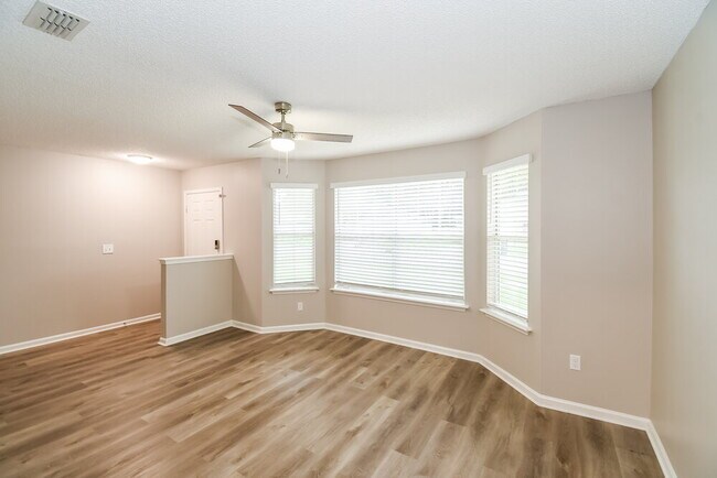 Foto del edificio - 8359 3 Creeks Blvd