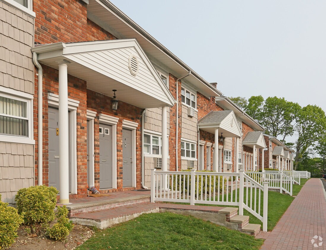 Maple Crest Garden Apartments at Port Jeffers Rentals in Port Jefferson