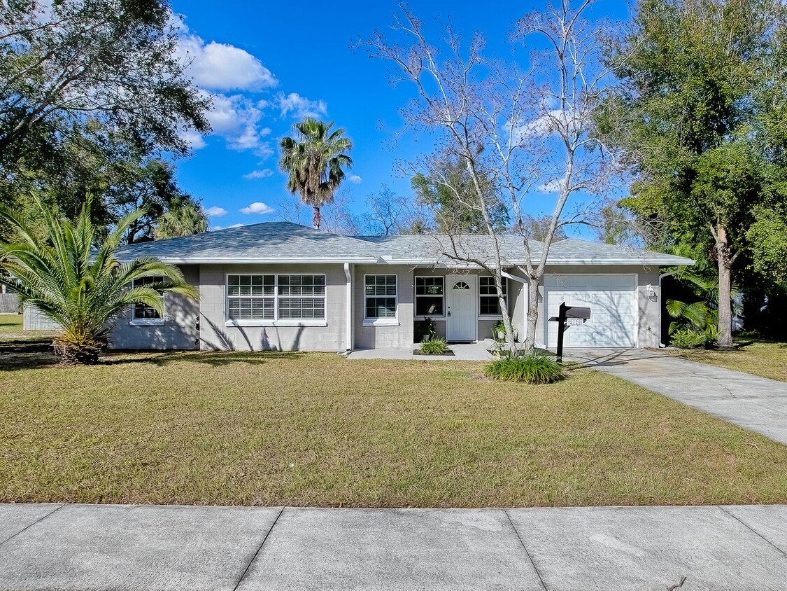 Foto principal - 2 bedroom 2 bath renovated gem in Mount Dora