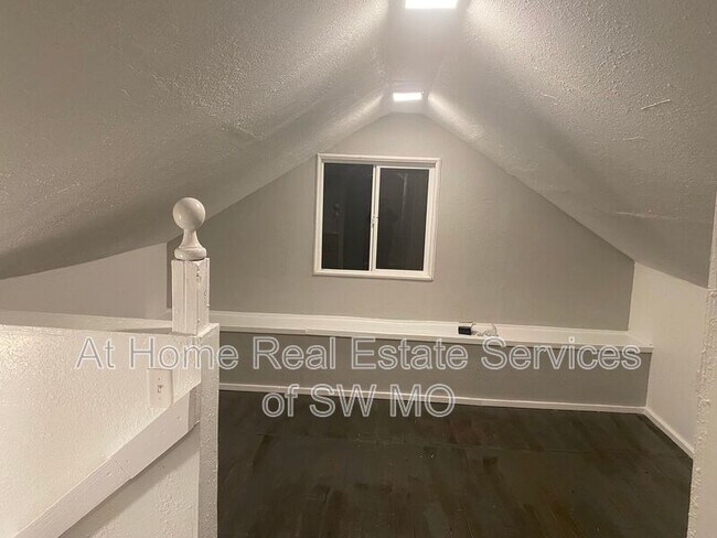 Building Photo - 518 W McHenry Ave